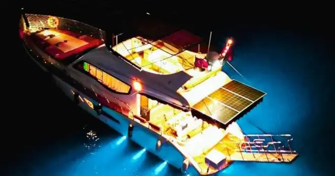 Side Private Moonlight Yacht Tour (Starts Time 21:30)